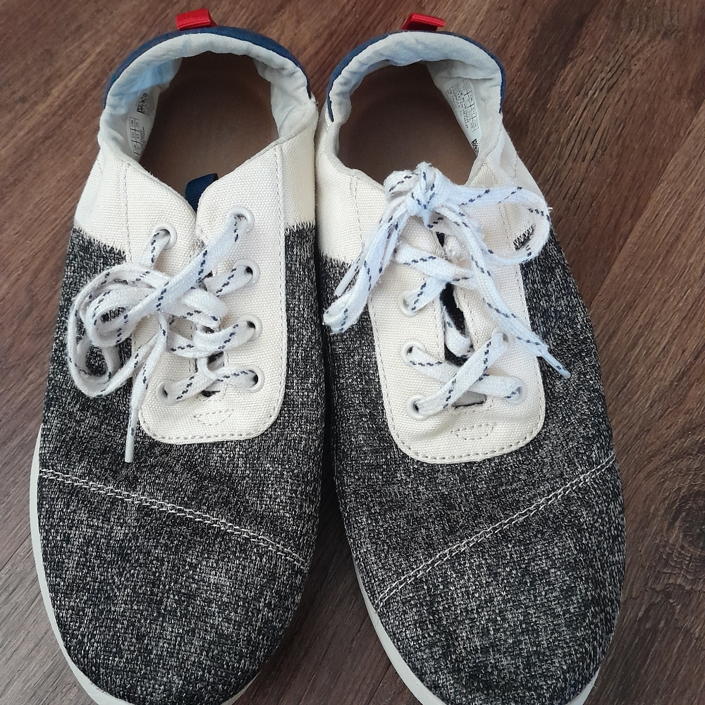 Mens Tom's tie shoes size 10. Black and white. Comfortable and practical to wear
